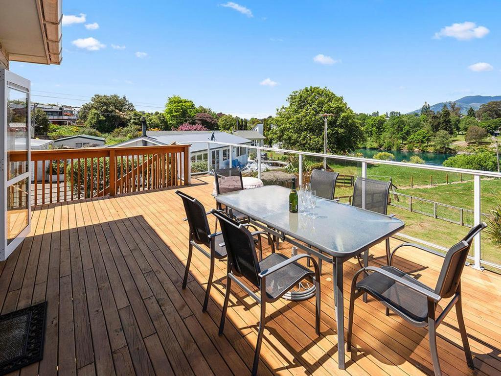 Central Riverside Retreat - Taupo Holiday Home Exteriör bild